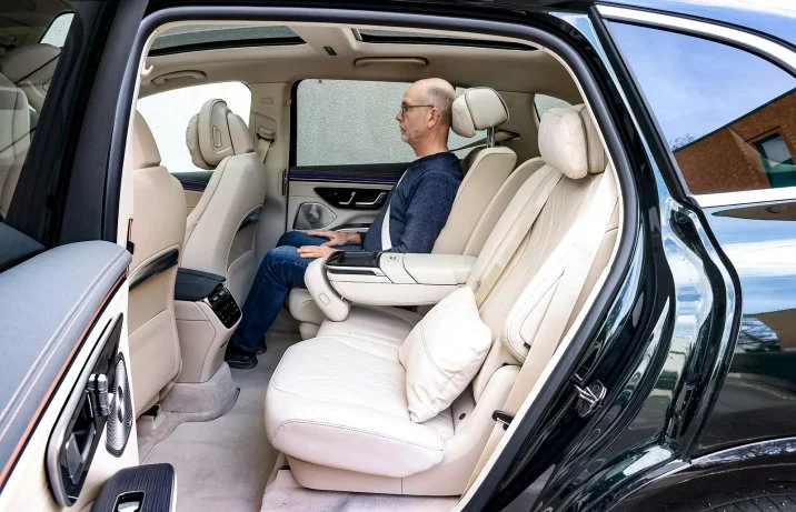 Prezentacja ilości miejscja w drugim rzędzie z modelem